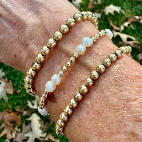 Pearl - Handmade 14k gold filled bead + freshwater pearl stretch bracelet - Picture 5 of 8